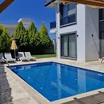 Kalinda Your Private Sheltered Luxury With Pool Minutes Away From Airport 别墅 *
