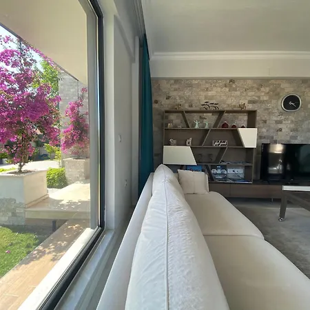 Kalinda Your Private Sheltered Luxury With Pool Minutes Away From Airport *