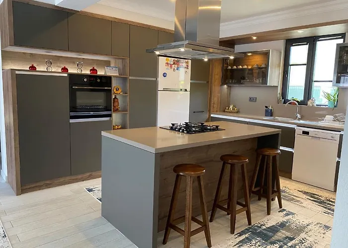 Kalinda Close To Airport