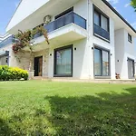 Kalinda Your Private Sheltered Luxury With Pool Minutes Away From Airport