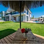 Kalinda Your Private Sheltered Luxury With Pool Minutes Away From Airport Villa