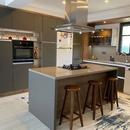 Kalinda Close To Airport