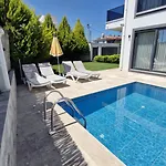 Kalinda Your Private Sheltered Luxury With Pool Minutes Away From Airport ダラマン