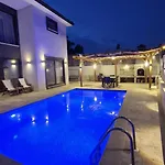 ヴィラ Kalinda Your Private Sheltered Luxury With Pool Minutes Away From Airport