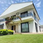 Kalinda Your Private Sheltered Luxury With Pool Minutes Away From Airport ヴィラ *