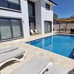ヴィラ Kalinda Your Private Sheltered Luxury With Pool Minutes Away From Airport ダラマン