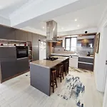 Kalinda Your Private Sheltered Luxury With Pool Minutes Away From Airport *