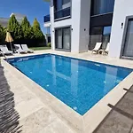 Kalinda Your Private Sheltered Luxury With Pool Minutes Away From Airport
