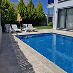 Kalinda Your Private Sheltered Luxury With Pool Minutes Away From Airport ヴィラ ダラマン