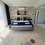 Kalinda Your Private Sheltered Luxury With Pool Minutes Away From Airport ヴィラ *