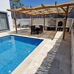 Kalinda Your Private Sheltered Luxury With Pool Minutes Away From Airport ヴィラ *